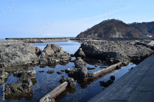 加茂海岸周辺の風景 ／ 山形県庄内浜の加茂海岸には、天然の良港として発展した加茂港、県立加茂水産高等学校、県水産試験場が立地しており、山形県の海洋研究・海洋教育の拠点としての役割も担っています。また、山形県内唯一の水族館である鶴岡市立加茂水族館があり、世界一多くの種類の「くらげ」を展示する水族館として、ギネス世界記録に認定されています。 photo