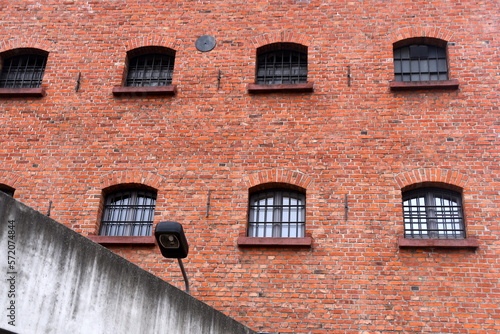 Backsteinfassade mit vergitterten Fenstern der ehemaligen Stasi-Haftanstalt