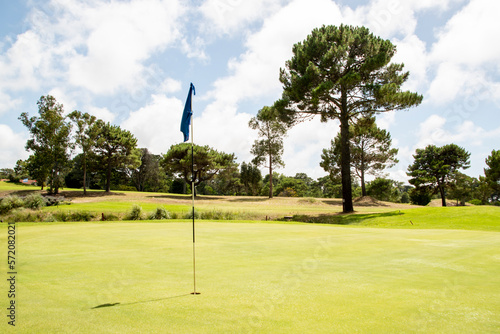 Campo de deporte de golf con un verde e impecable césped en verano photo