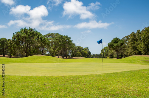 Campo de deporte de golf con un verde e impecable césped en verano photo