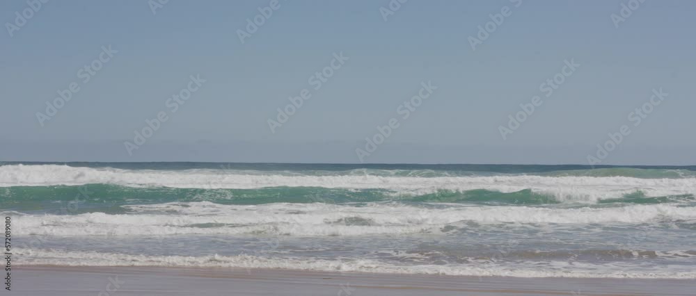 olas tranquilas en la orilla de la playa horizonte marino