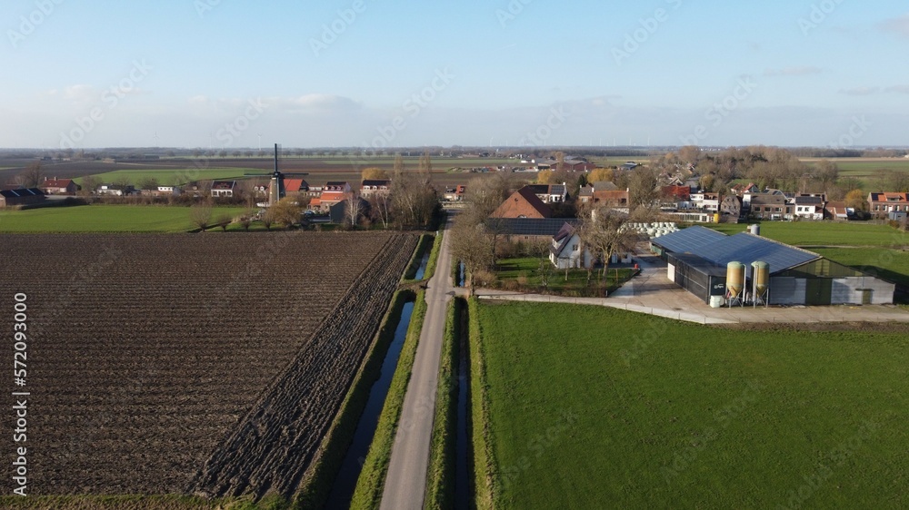 Obraz premium Oude molen a small town in the countryside in the Netherlands where there is a traditional old-fashioned wooden mill that is still in use and cares for the environment and green energy.