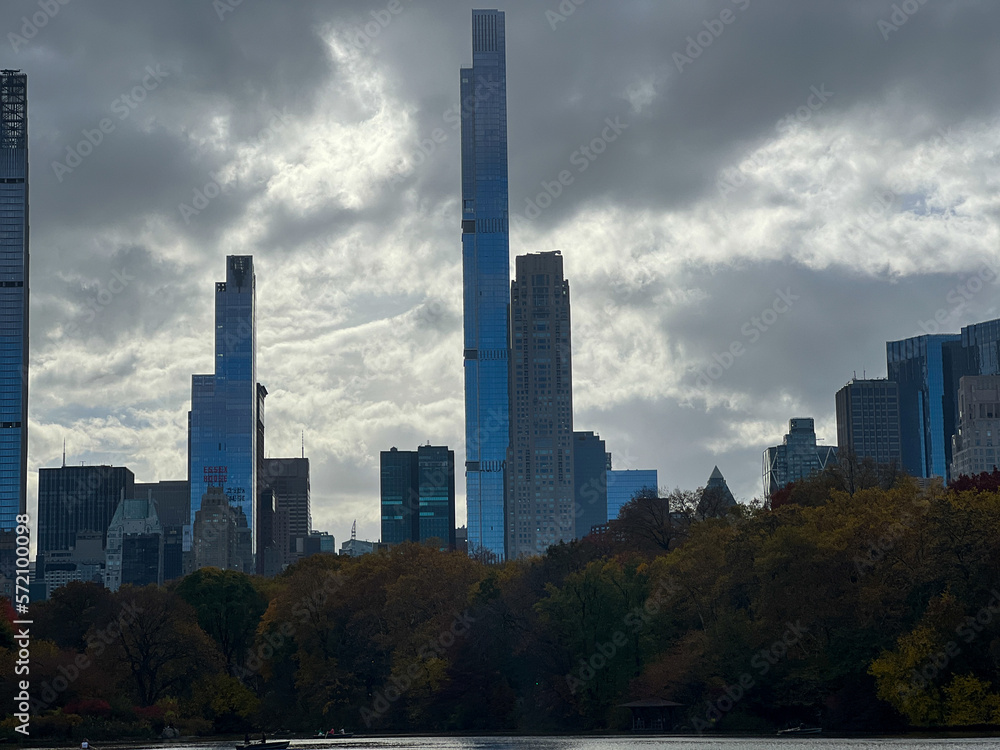 New York City, United States. 5th November, 2022. Fall Season hits New York City, colorful leaves are seen throughout Central Park. Credit: Ryan Rahman/Alamy Live News