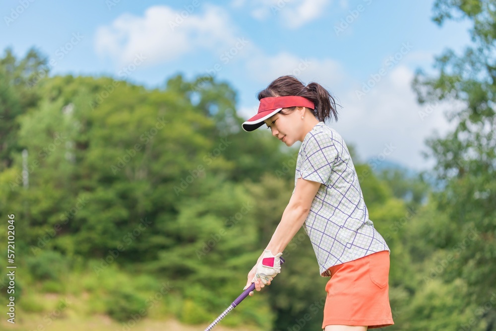 ゴルフ場でゴルフをするゴルファーの女性(笑顔・ティーショット・ゴルフコンペ)　撮影協力：あづみ野カントリークラブ