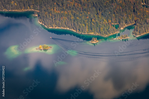 Obraz na płótnie Eibsee lake from above Zugspitze at dramatic autumn landscape, Garmisch, Germany w salonie