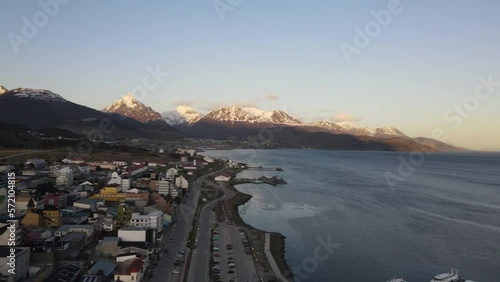Canal Beagle y ciudad Ushuaia Argentina 