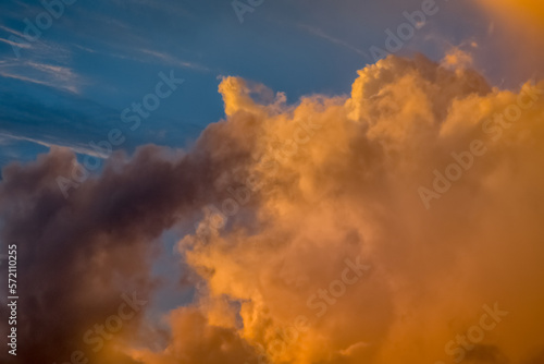 Obraz na płótnie Dramatic sky panorama sky with clouds on sunrise and sunset time w salonie