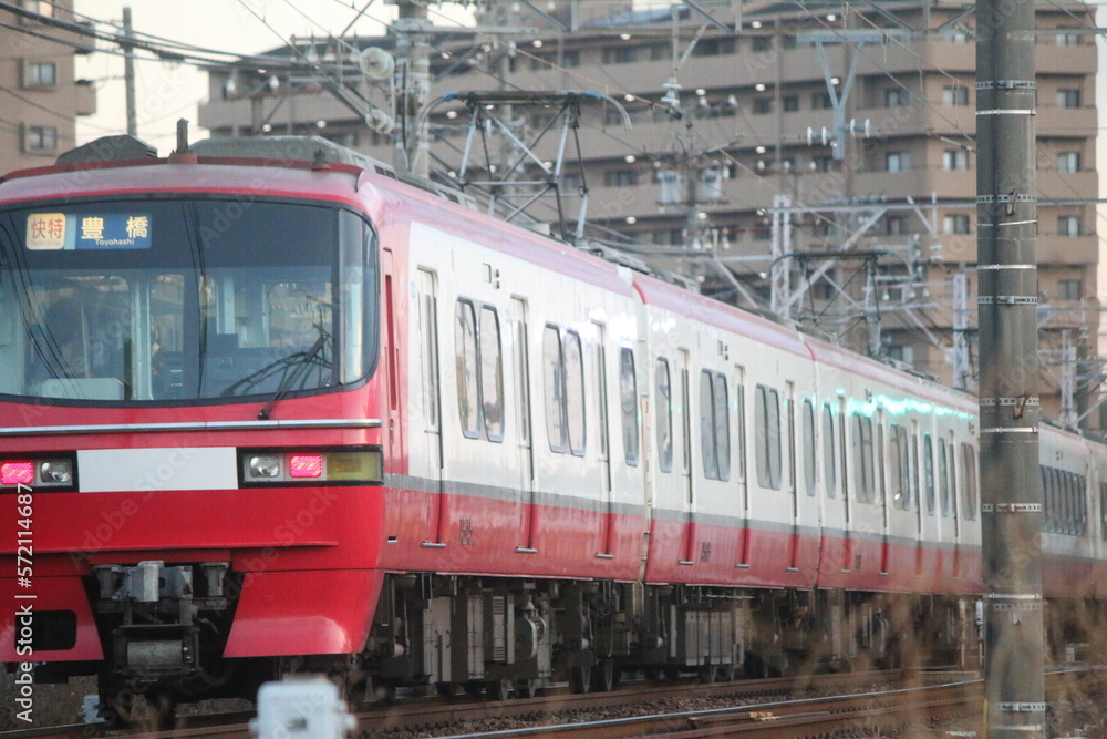 Obraz premium 青空と名鉄電車