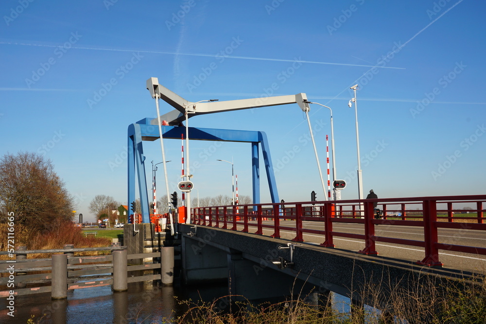 Foto de Drawbridge at Dinteloord in the Netherlands. Connection between