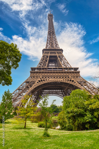 Paris France, city skyline at Eiffel Tower and garden in spring season © Noppasinw