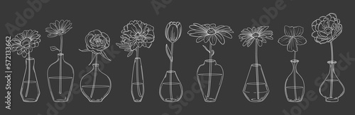 黒板風　繊細な線画の花を生けた一輪挿しの花瓶セット　ベクター素材