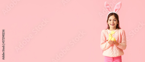 Cute little girl with Easte...