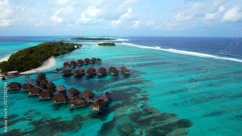 Malediven - Luftaufnahme Wasserbungalow, Nord-Male-Atoll, Indischer Ozean - 4K-Drohnenaufnahme photo