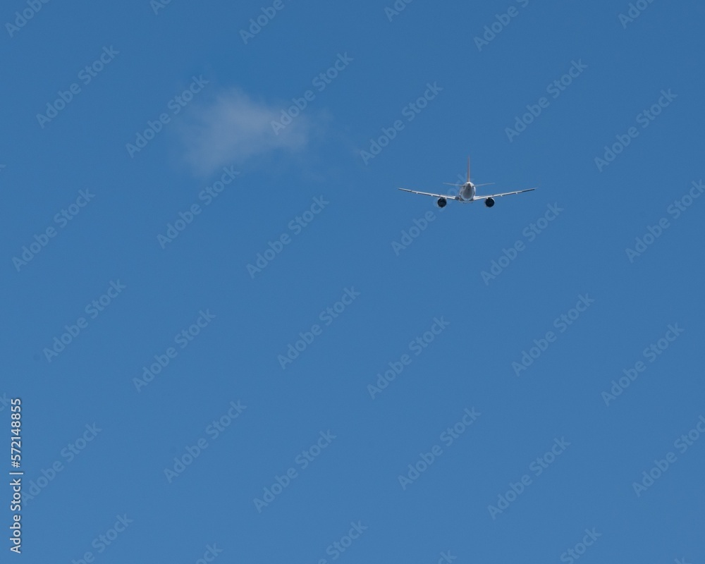 avion et petit nuage dans le ciel bleu