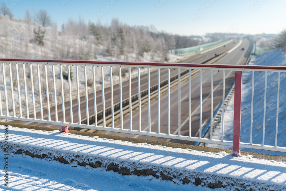 Fototapeta premium Geländer an einer Brücke über eine Autobahn