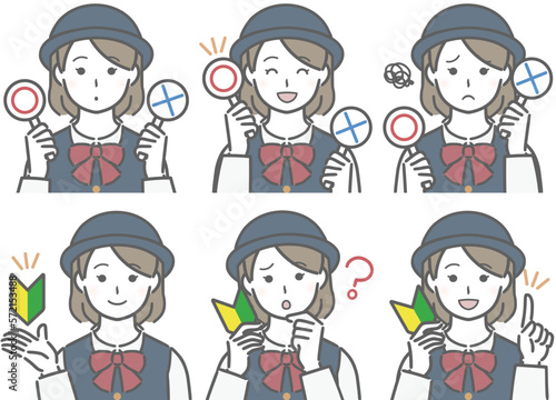 〇✕マークや初心者マークを持つ、若い女性バスガイド
