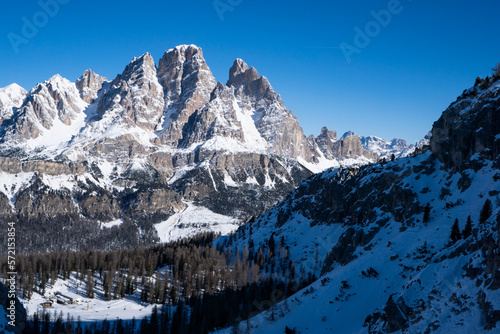 冬、イタリア、ドロミテ、スキーリゾート © akira_photo