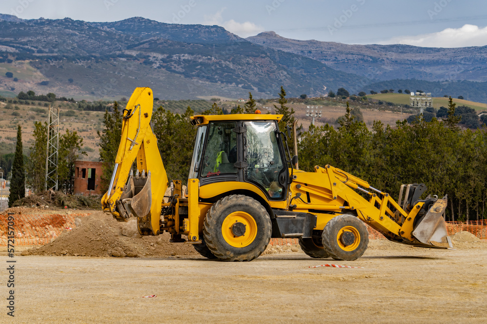 Obraz premium yellow excavator at work