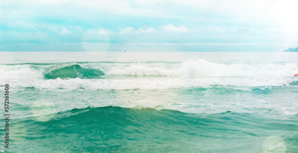 Fototapeta premium Ocean waves, cloudy sky and sun