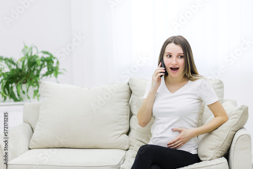 Photo of pregnant woman talking over the phone. © Andrii
