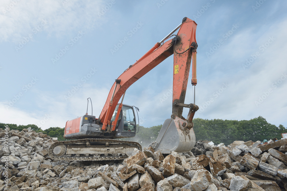 Obraz premium コンクリートガラをすくうパワーショベル