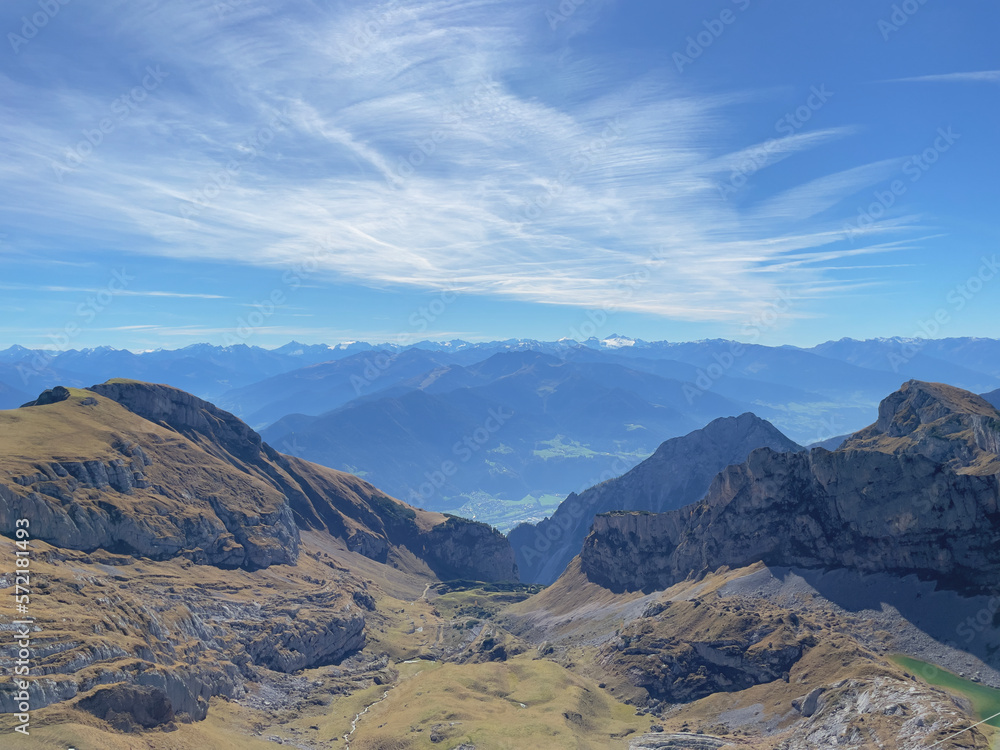 Blick vom Rofangebirge auf das Karwendelgebirge oberhalb des Achensees in Österreich