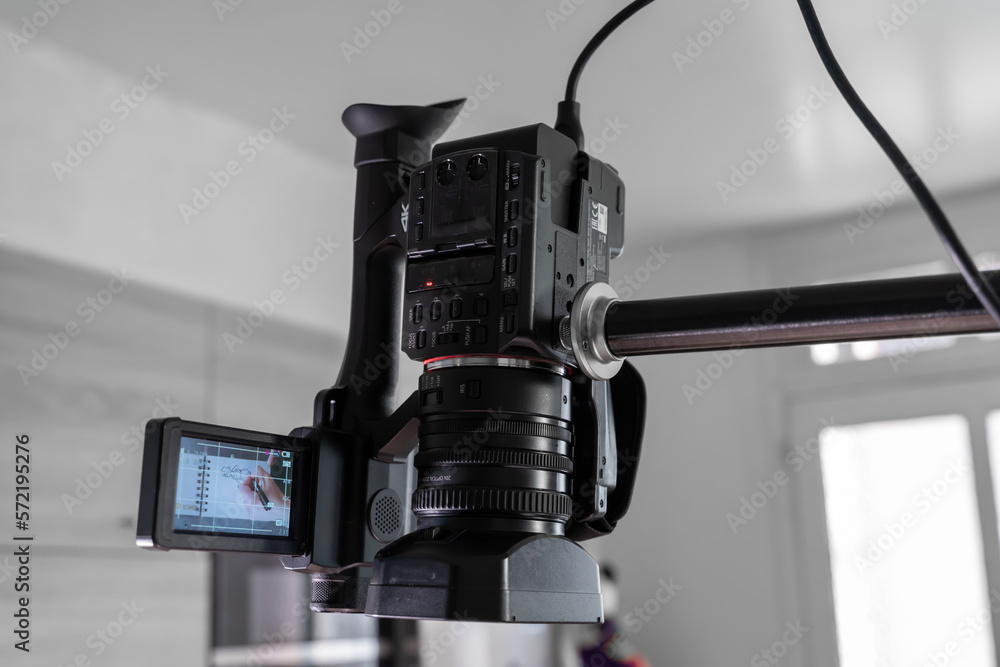 caméra sur une perche pour réalisation d'un film sur le dessin en verticale - obrazy, fototapety, plakaty 