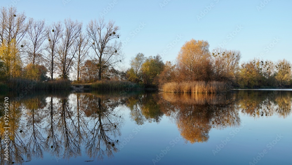 Polskie jezioro jesienią, odbicie w tafli jeziora