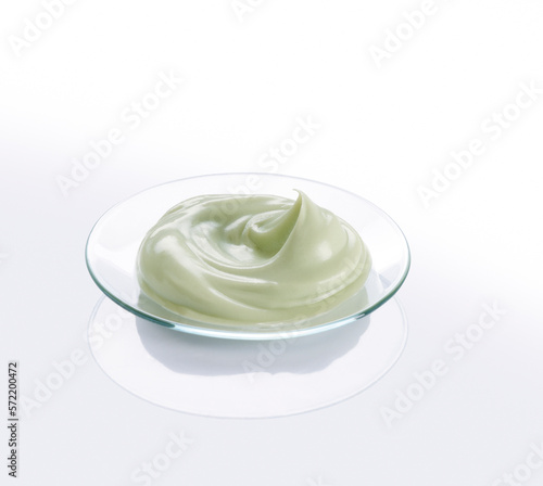Crème soin cosmétique dans une coupelle.