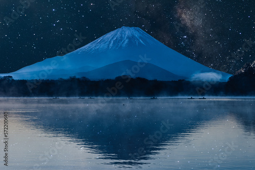 富士山と満天の星空