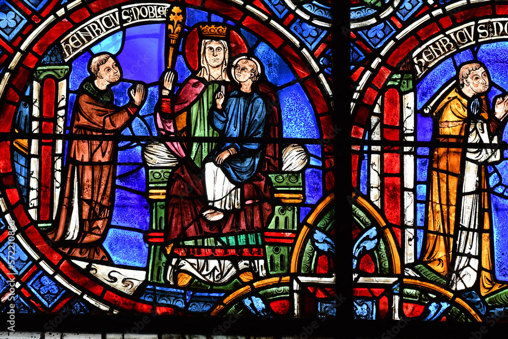 détail d'un vitrail de la façade sud de la cathédrale de Chartres (France)
