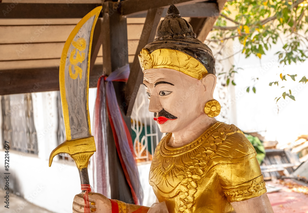 Obraz premium Golden statue at a Buddhist temple in Mae Sot Thailand