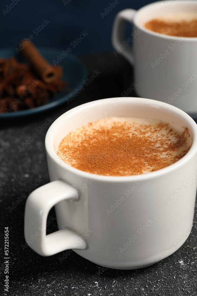 Obraz premium Delicious eggnog with anise and cinnamon on grey table