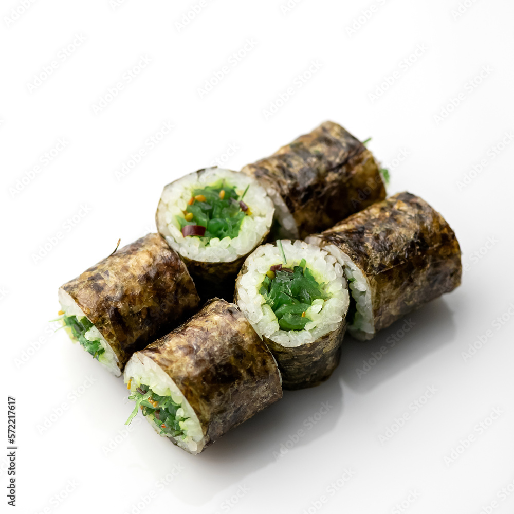 Foto de Sushi rolls with hiashi seaweed. Vegetarian maki rolls. Low