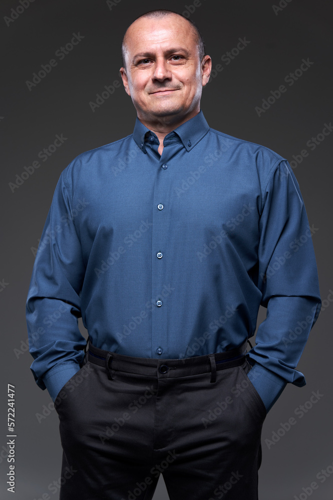 Obraz premium Businessman with hands in his pockets