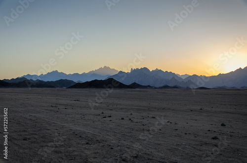 Obraz na płótnie egyptian mountains in the desert at sunset near hurghada city w salonie