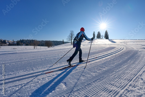 Foto nice, active woman cross country skiing in the Bregenz Forest Mountains near Sul