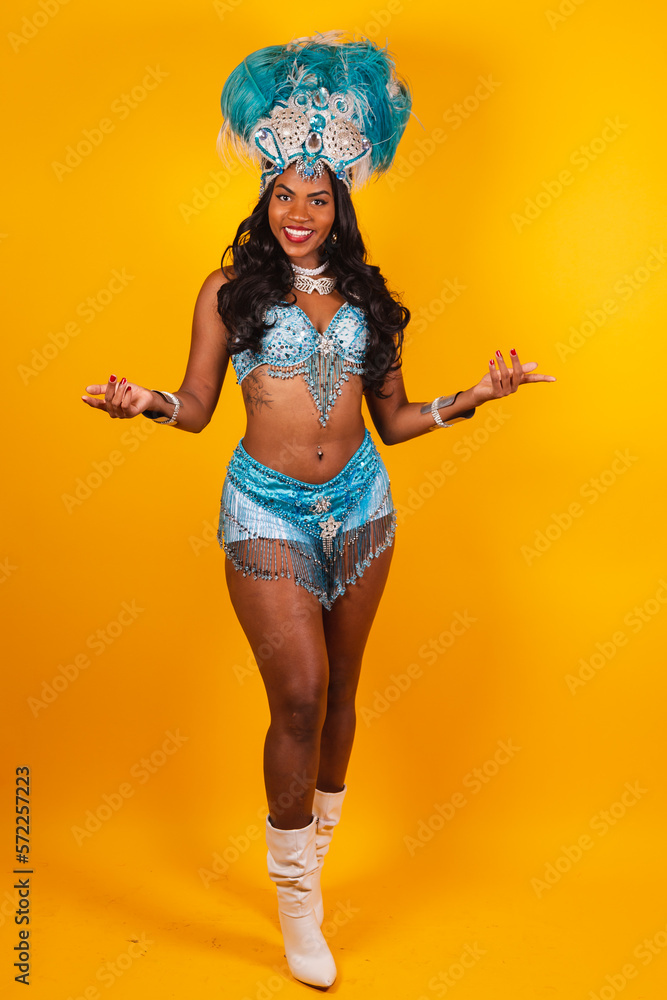 Φωτογραφία Vertical shot, full body, beautiful black Brazilian woman in carnival clothes