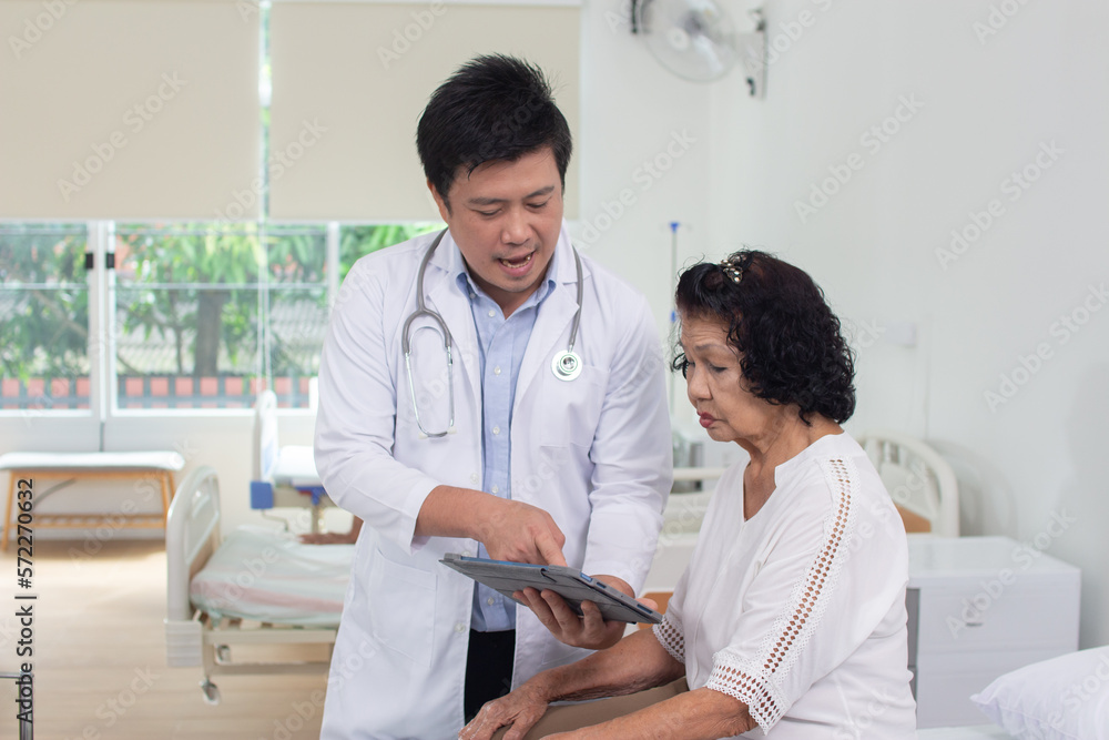 Obraz premium Doctor in charge of an elderly nursing home center is examining an elderly person in health care center.