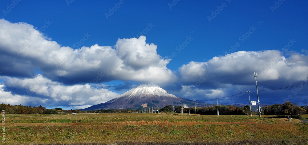 Obraz premium 山と広がる畑