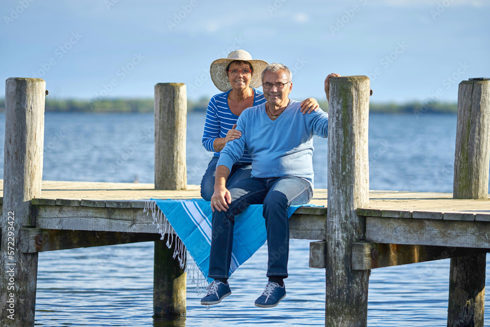 Senioren sitzen am Steg