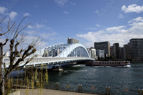 墨田川に架かる国の重要文化財【永代橋（えいたい橋）】と、その下をゆく水上バス