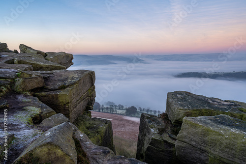 Foto Bamford Edge sunrise cloud inversion in the Peak District National Park, UK