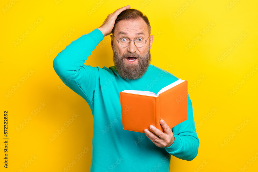 Photo portrait of handsome granddad touch head confused forget oh no notepad dressed stylish cyan look isolated on yellow color background Photo portrait of handsome granddad touch head confused forget oh no notepad dressed stylish cyan look isolated on yellow color background