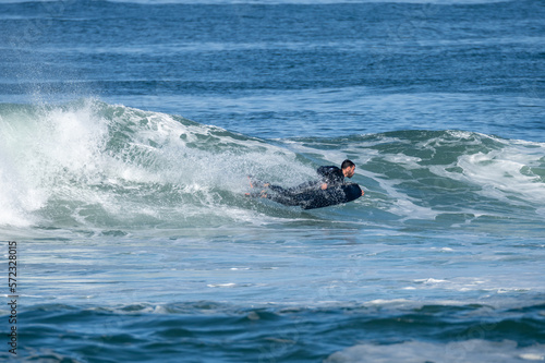Foto Bodyboarder surfing ocean wave