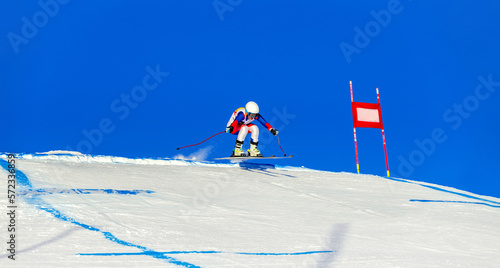 Φωτογραφία woman mountain skier on track of giant slalom in background blue sky