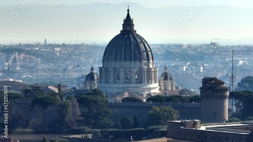 primopiano sulla cupola di San Pietro a Roma.
Vista aerea, della Basilica e sullo sfondo la città di Roma. photo