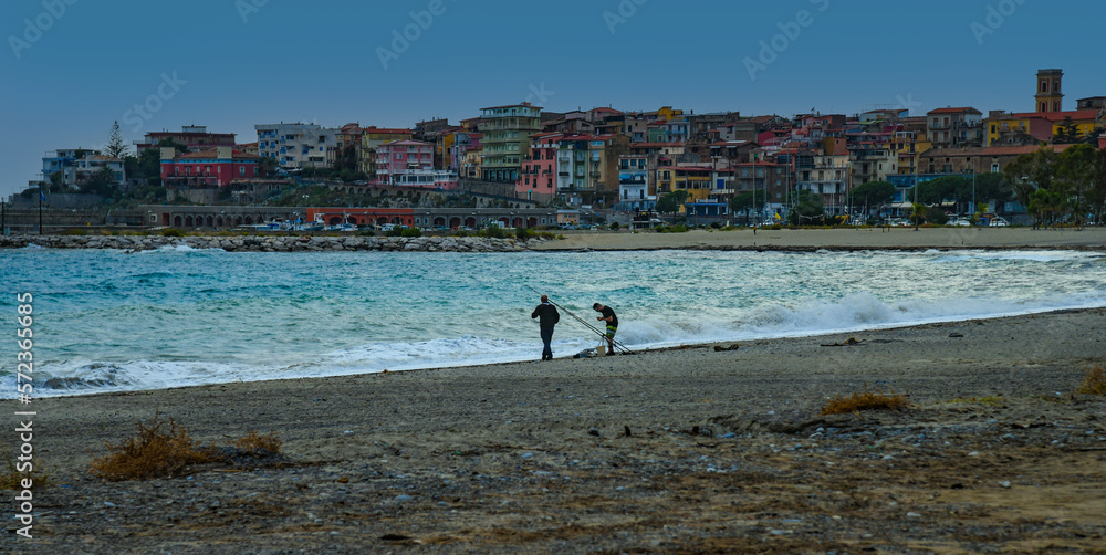 Pêcheurs à la ligne sur la plage de Marina di Camerota