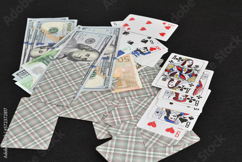 On the card table were left lying mixed with each other cards and money.