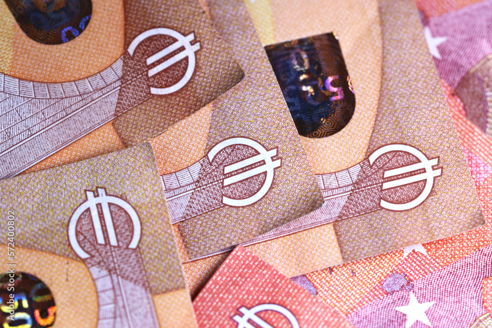 Plik banknotów euro przygotowanych na zakupy. - obrazy, fototapety, plakaty 